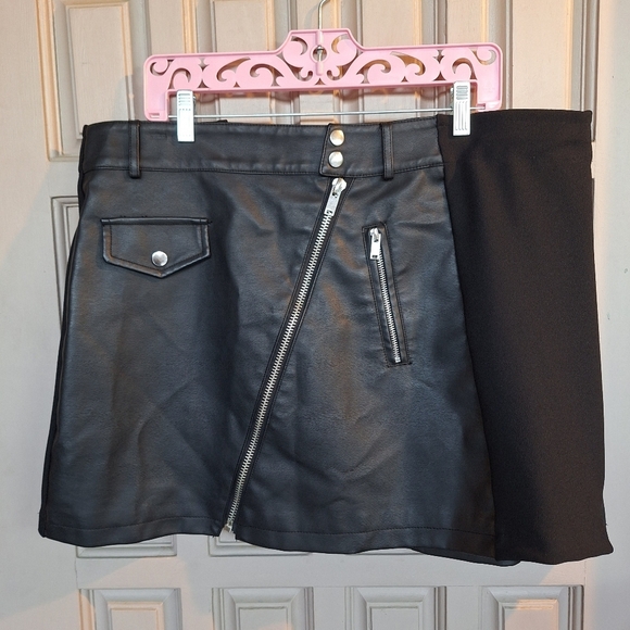 Faux Leather & Fabric Skirt Plus Sz2X? (No Label) Black Asymetric Zipper Short - Picture 2 of 8